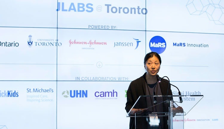 photo of Zheng at lectern