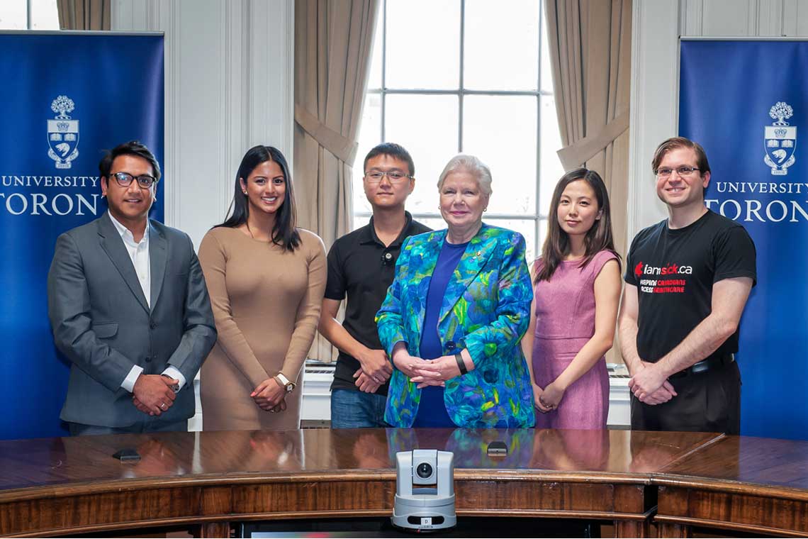 photo of Lieutenant Governor with students