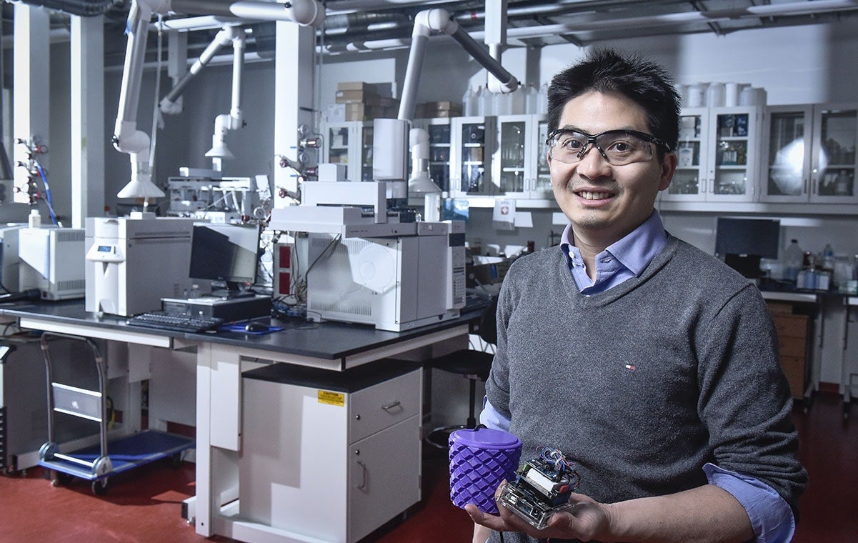 Ron Soong ha construido un dispositivo de laboratorio de asistencia para estudiantes con desafíos físicos que pueden verter, hablar y registrar datos. (foto de Ken Jones)