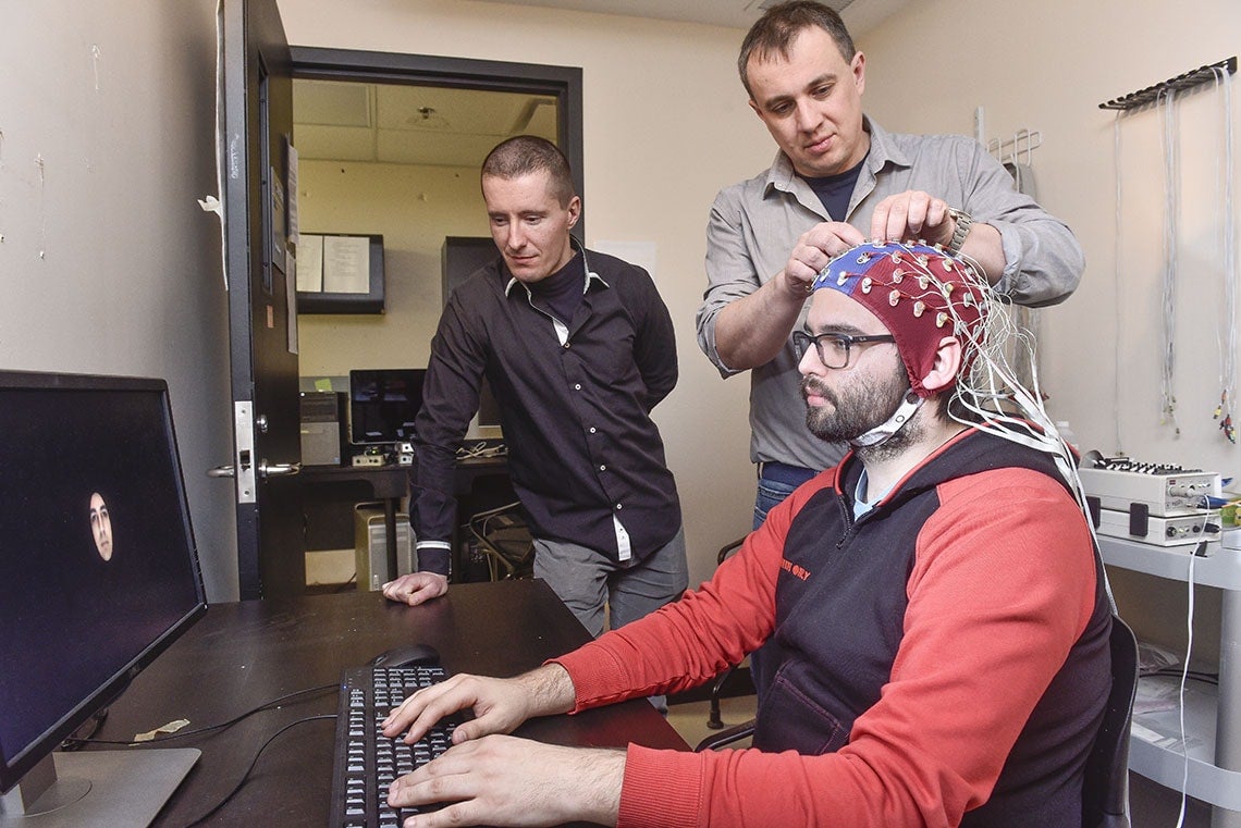 eeg brain uses waves perceive tech researchers brains developed technique faces recreates thoughts mind reading patient technology harness professor