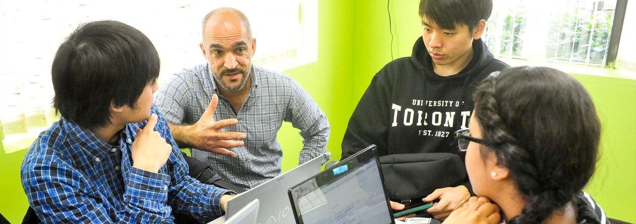 Ahmed Alhawalla talking to students.