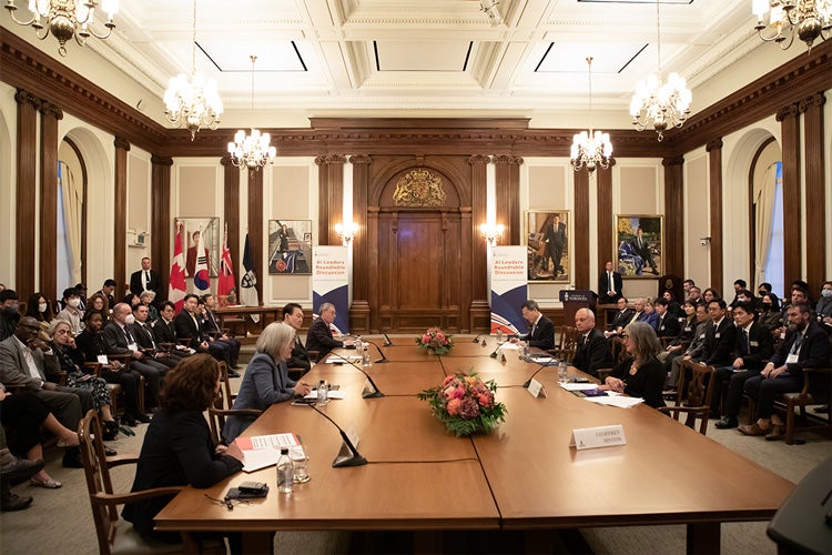 Minister of Science and ICT Lee Jong-ho speaks at the roundtable in Simcoe Hall. Alyssa Strome, Lisa Austin, President Yoon Suk-yeol, Garth Gibson, Meric Gerler and Leah Cowen are present at the table.