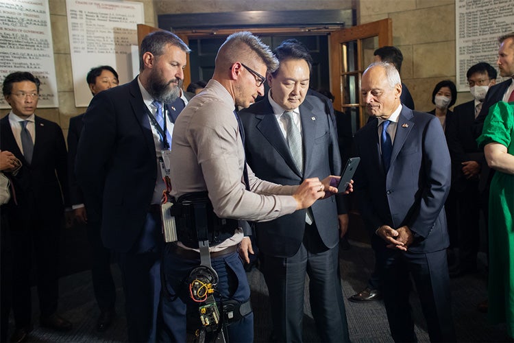 Brokoslaw Laschowski runs a robotics demonstration for Alex Mihalidis, President Yoon Suk-yeol and President Meric Gertler