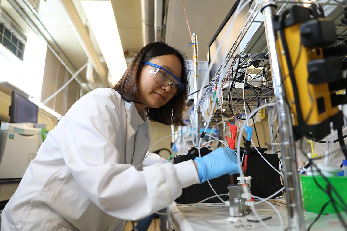 Out of thin air: U of T researchers shorten path to capturing and recycling CO2 with new process