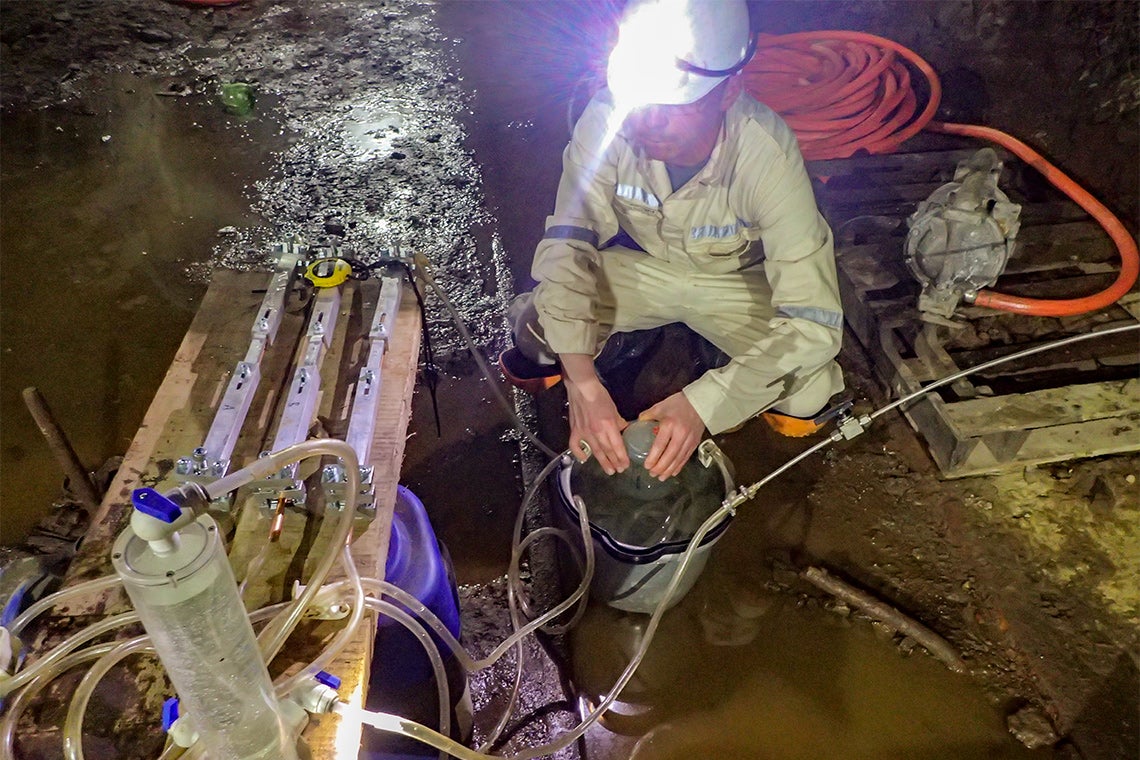 Warr utilise une pompe et un appareil pour collecter les eaux souterraines dans une grotte