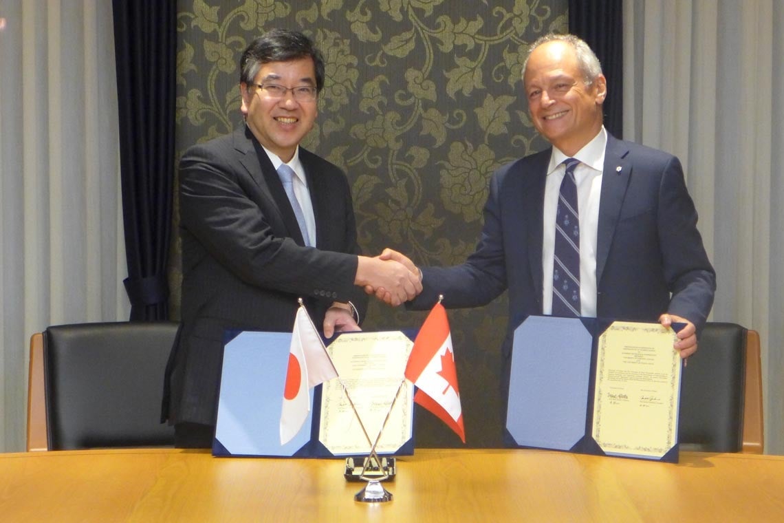 University of Tokyo President Makoto Gonokami and University of Toronto President Meric Gertler shaking hands