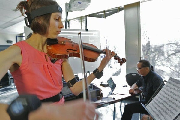 photo of Linnea Thacker performing on violin