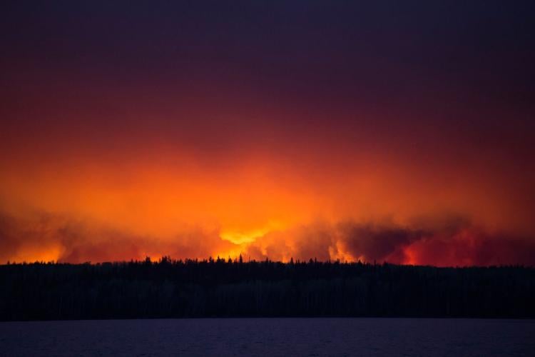 photo of fire on horizon at Fort McMurray