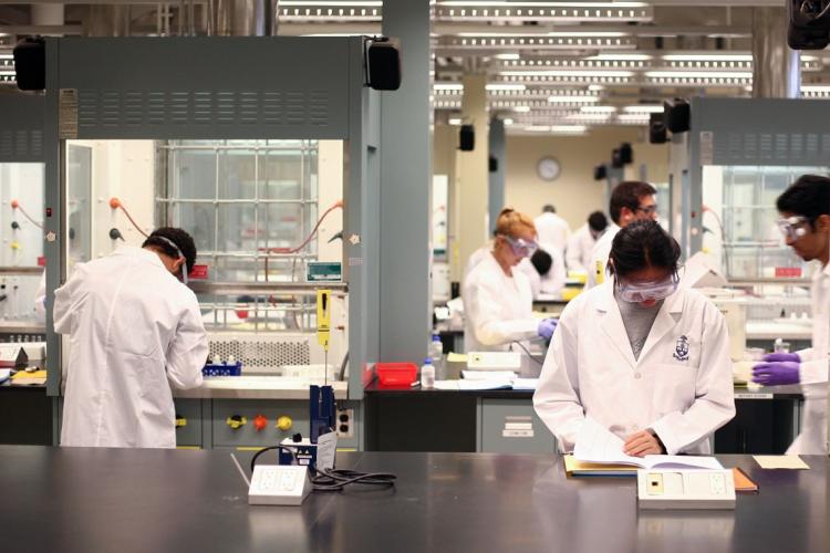 photo of U of T students in lab
