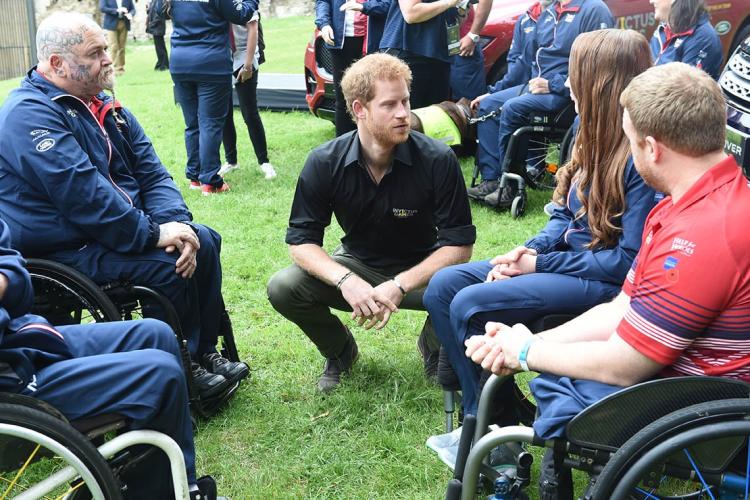 Pic of Prince Harry and athletes