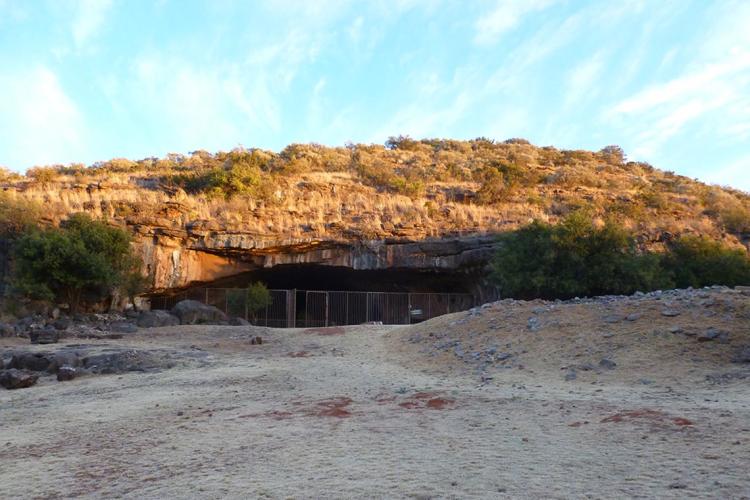 Photo of entrance of Wonderwerk Cave