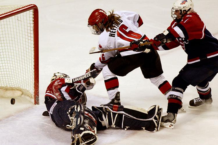 Photo of Jayna Hefford playing