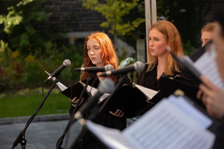 carolers singing at the ceremony