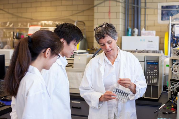 Elizabeth Edwards and two students in the lab