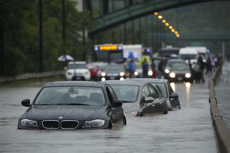 Cars on the flooded Don Valley Parkway