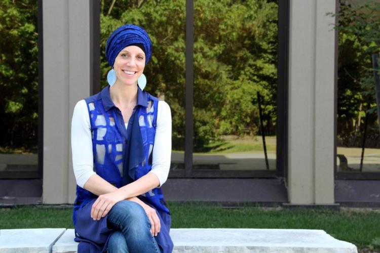 Sarah Hillewaert sitting on a bench