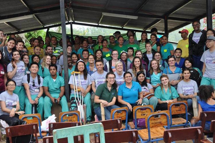 Student volunteers, Canadian healthcare professionals, Global Brigades staff and community volunteers in El Tablon, Honduras