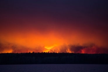 photo of fire on horizon at Fort McMurray