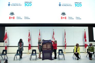 the insulin plaque is unveiled at a ceremony at the University of Toronto