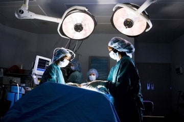 female surgeons operate on a patient