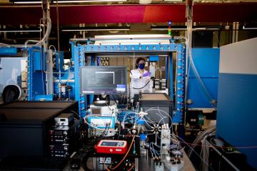 Emily Hopkins operates the materials acceleration platform in the U of T lab of Alán Aspuru-Guzik 