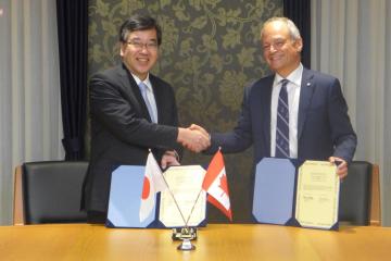 University of Tokyo President Makoto Gonokami and University of Toronto President Meric Gertler shaking hands