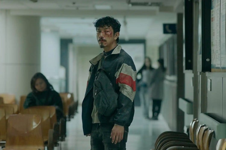 Main character Oom is seen at a hospital dirty and bruised